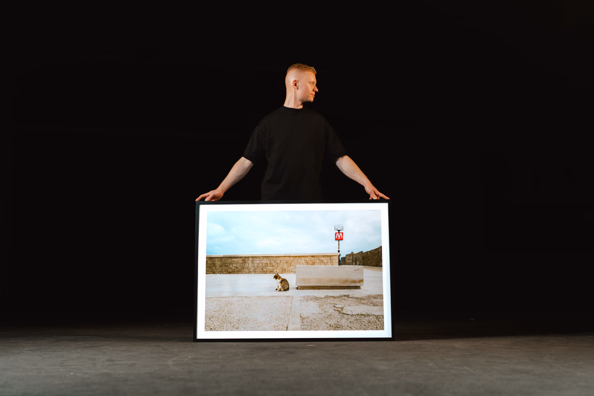 Mann hält ein A0 Poster - cookscorner.art