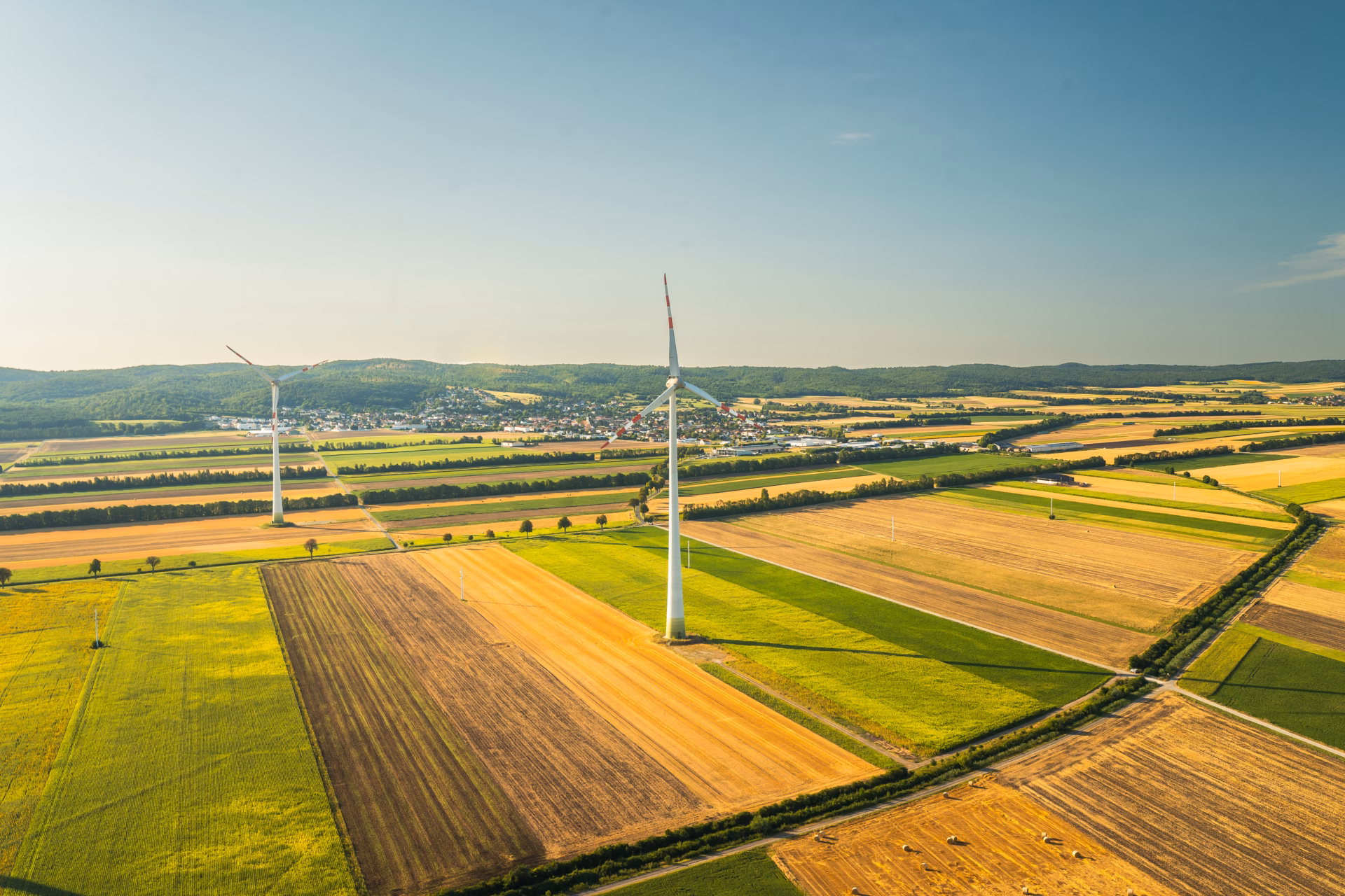 Drohnenaufnahmen von Feldern und Windräder